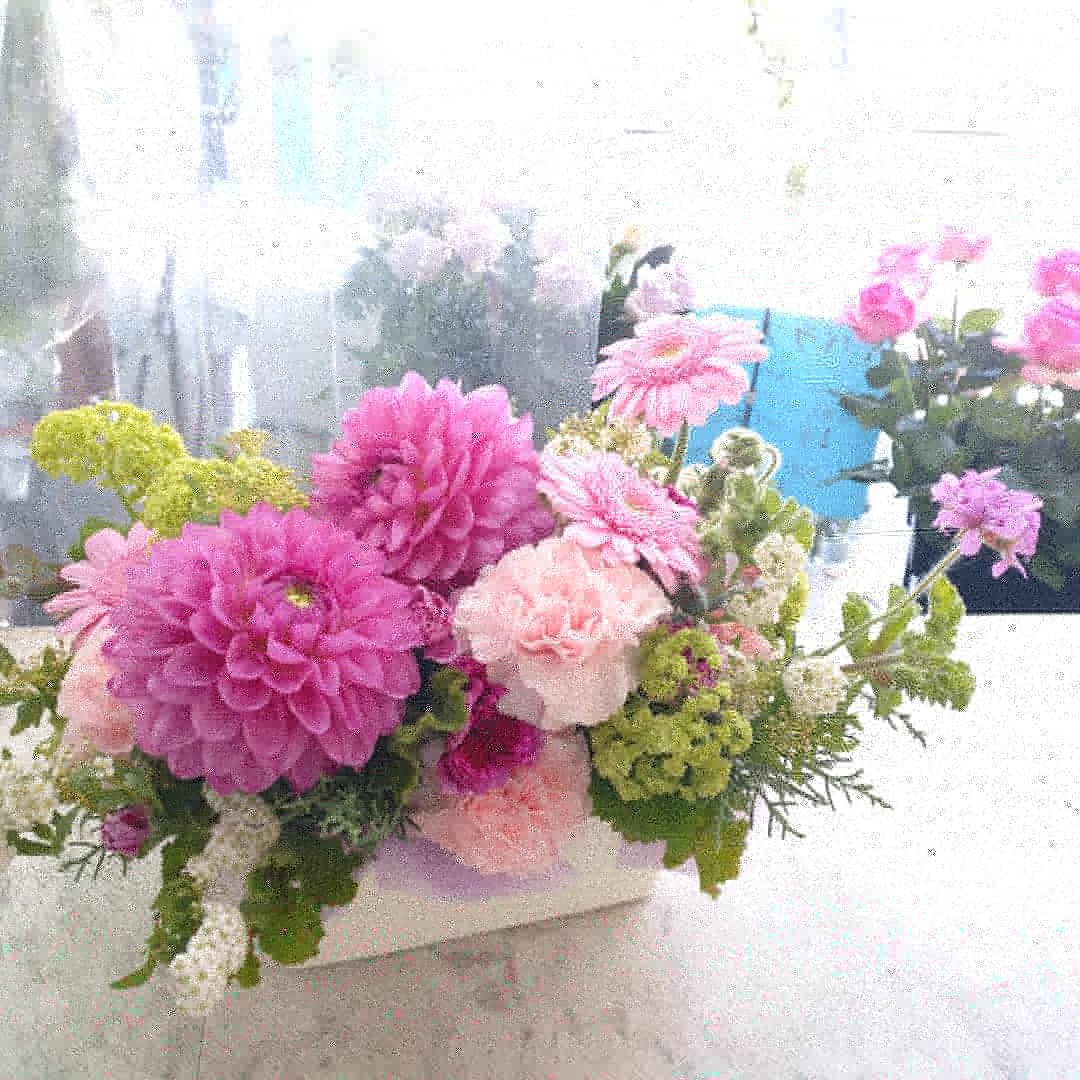 ダリアとカーネーションのアレンジメント Flower Shop 花てまり