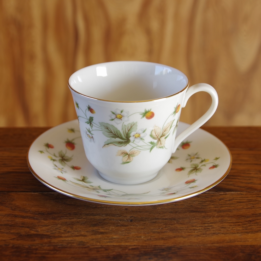 ロイヤル ドルトン ストロベリークリーム いちご柄カップ ソーサー 1 イギリス製ビンテージ陶器 金線 Strawberry Cream Royal Doulton Flohmarkt フローマルクト