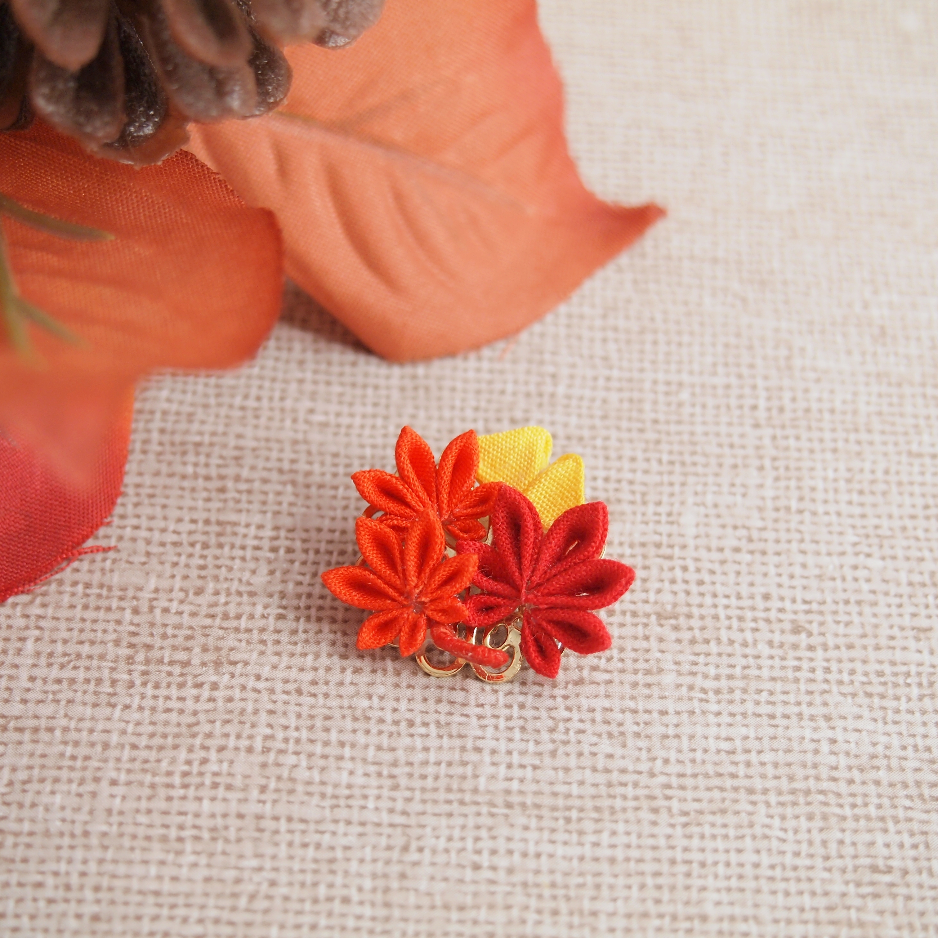 つまみ細工 もみじとイチョウのブローチ 四季彩 ブートニエール 襟ブローチ ラペルピン ピンバッジ ピンバッヂ チョウタック タイタック ピンズ マスクアクセサリー マスクチャーム マスクピアス フラワー 誕生日 記念日 プレゼント 成人式 入学式 卒業式 結婚式