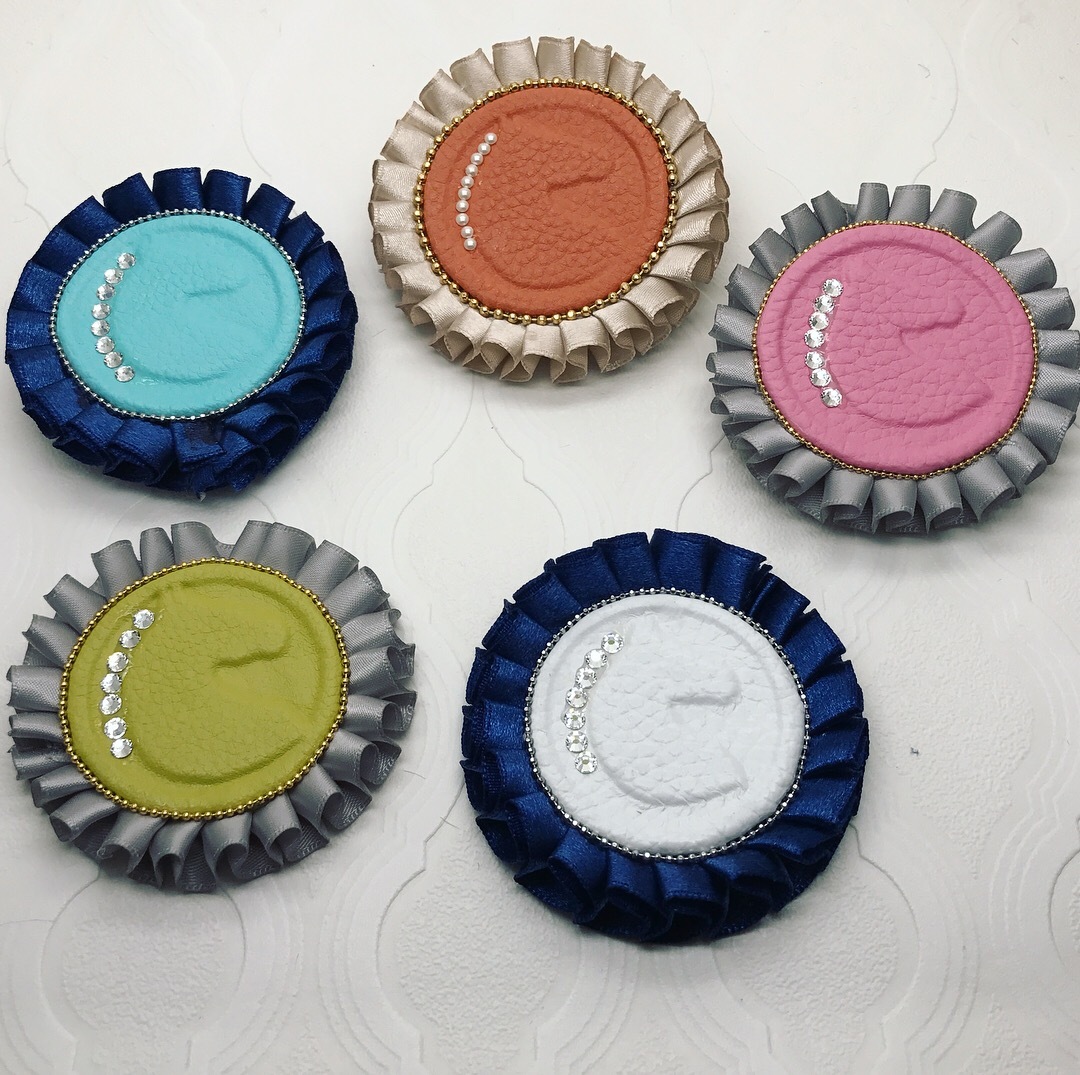 ドレッサージュホース柄本革ブローチ Dressage Ribbon