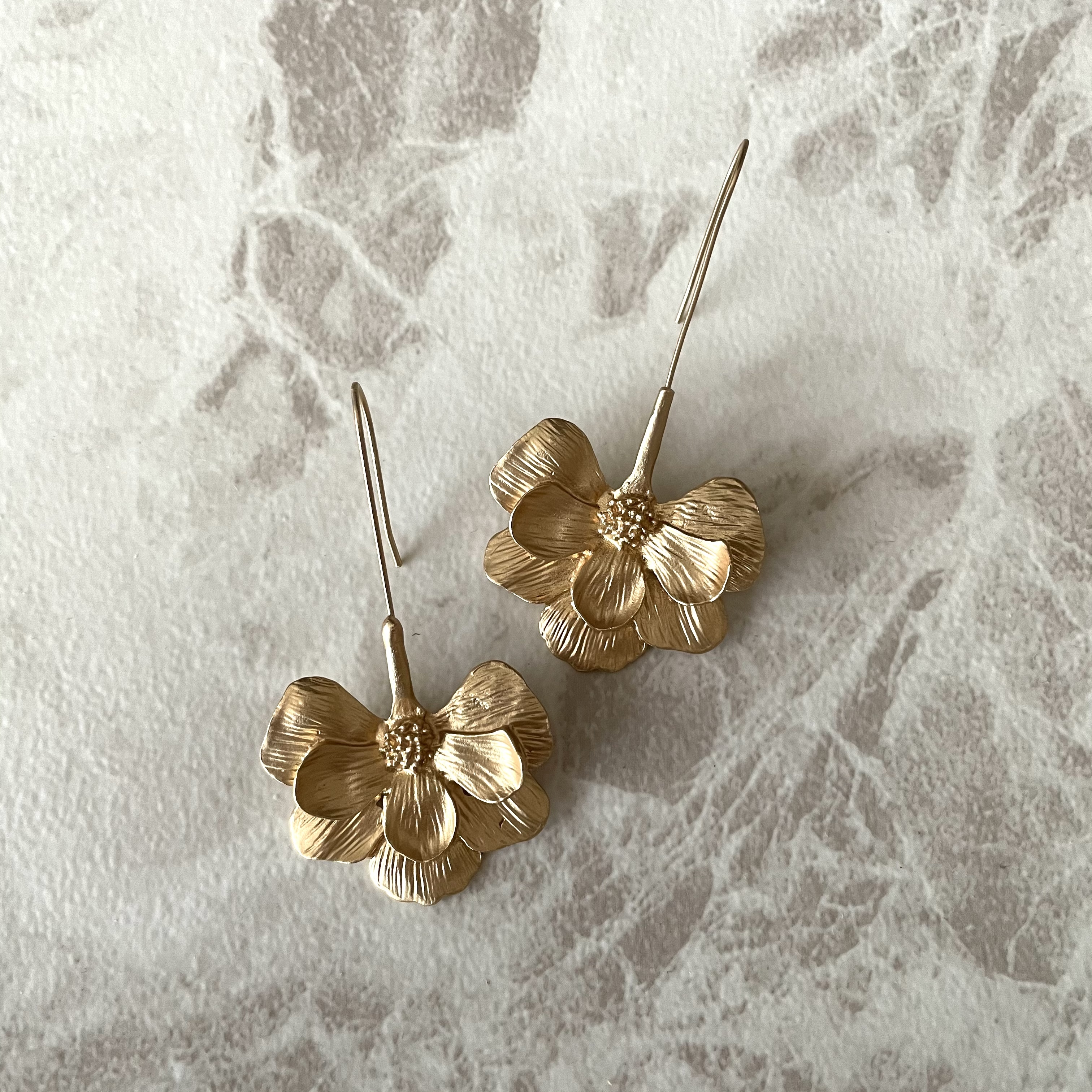 Une ゴールドフラワーピアス Muguet Jewel オシャレな大人花嫁のウェディングアクセサリー 大ぶりピアス イヤリング Une ゴールドフラワーピアス Muguet Jewel オシャレな大人花嫁のウェディングアクセサリー 大ぶりピアス イヤリング