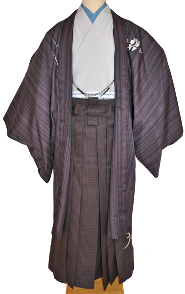 レンタル男性用jp01【紋付袴】ジャパンスタイル・ベージュ着物・紫羽織に、紫袴刺繍入りフルセット - 画像2