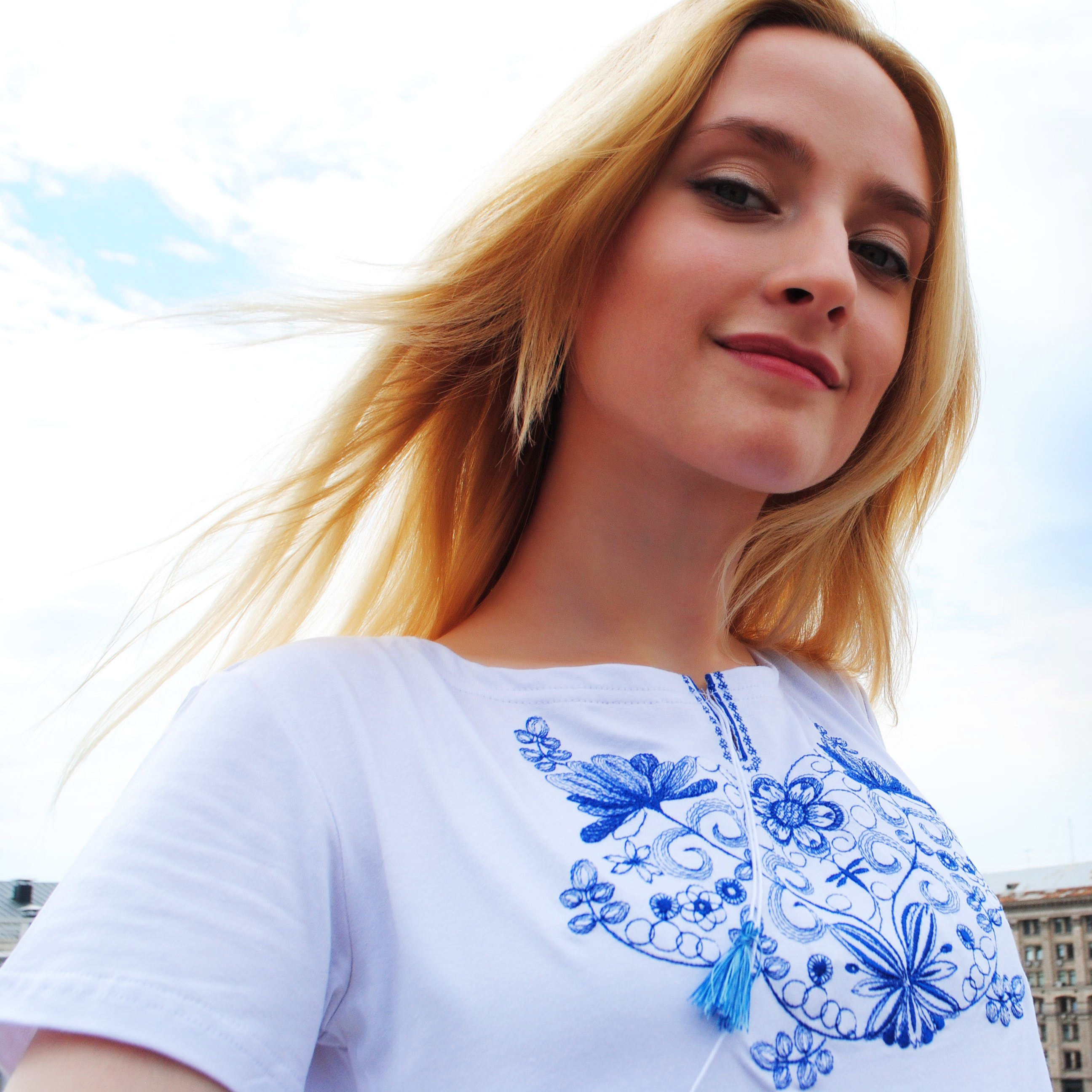 ウクライナの民族衣装 ソロチカ を彷彿とさせる 花柄の刺繡が可愛らしいtシャツ Base Mag ウクライナの民族衣装 ソロチカ を彷彿とさせる 花柄の刺繡が可愛らしいtシャツ Base Mag