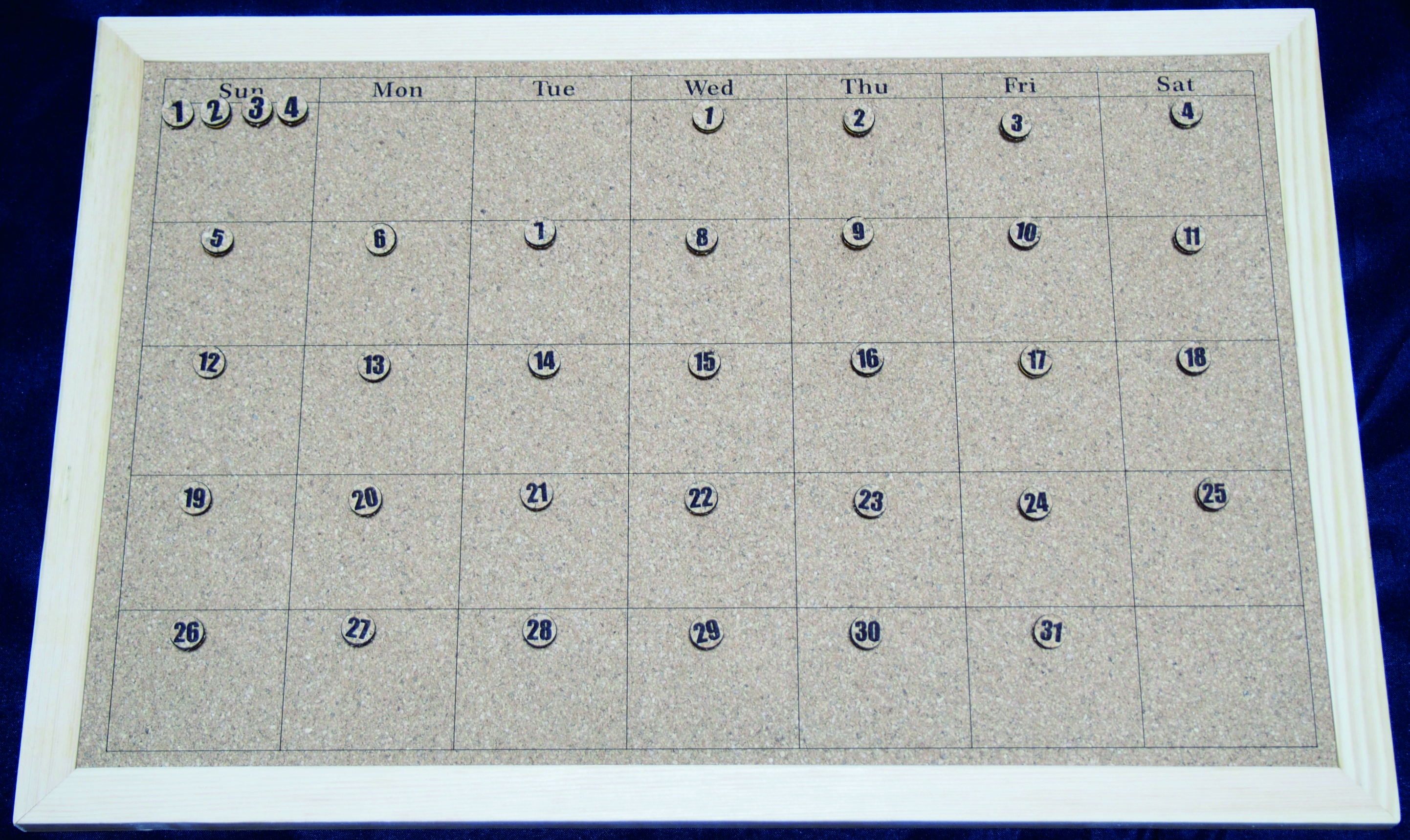 コルクだから繰り返し使える 来年はちょっと変わったカレンダーを使ってみませんか Base Mag