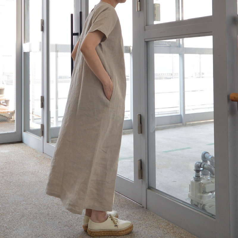 一枚で着られるロング丈のゆったりとしたシルエットで リラックス感のあるワンピース Base Mag
