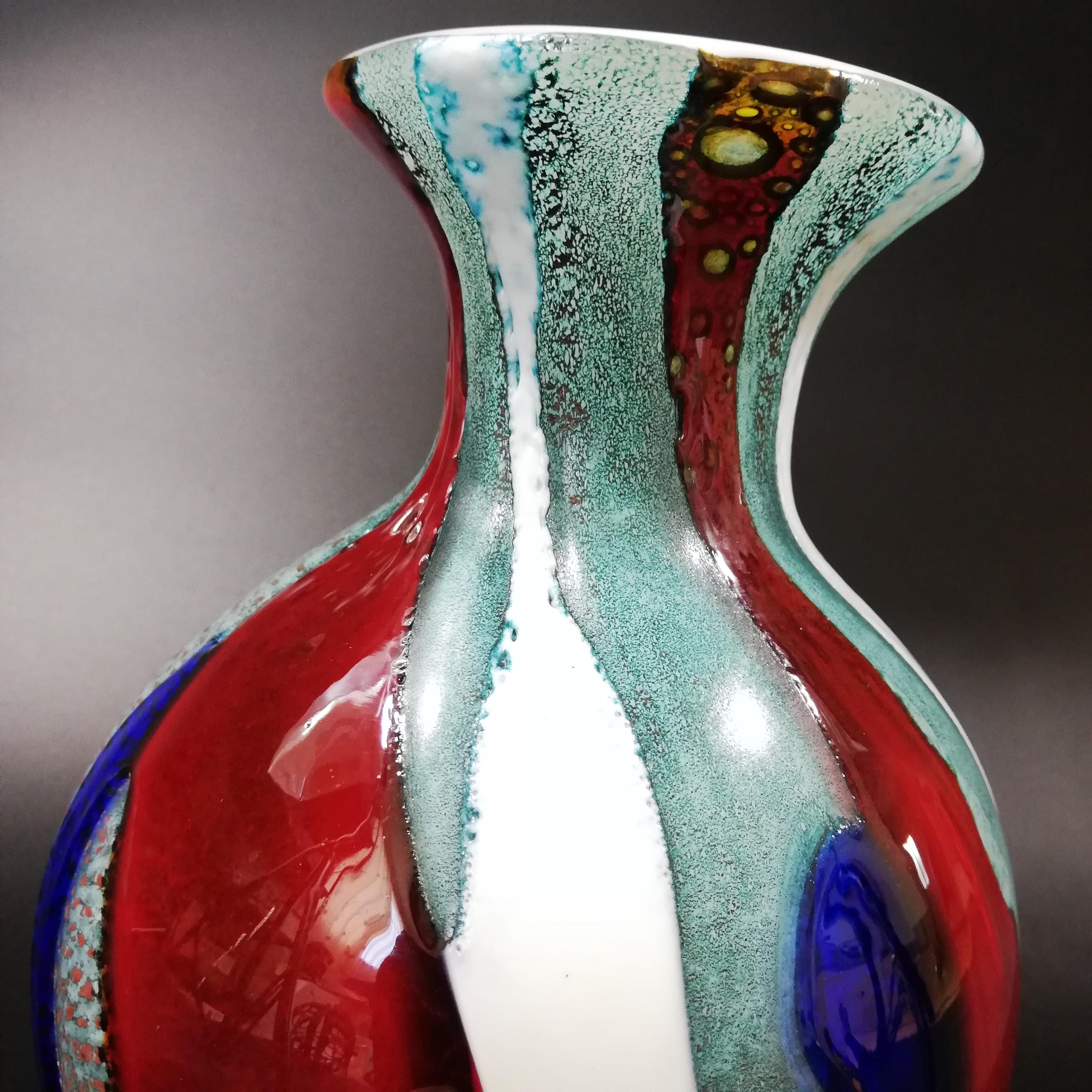 日本のガラス産業を支えた「KAMEI GLASS OSAKA」の花瓶をご紹介いたします | BASE Mag.