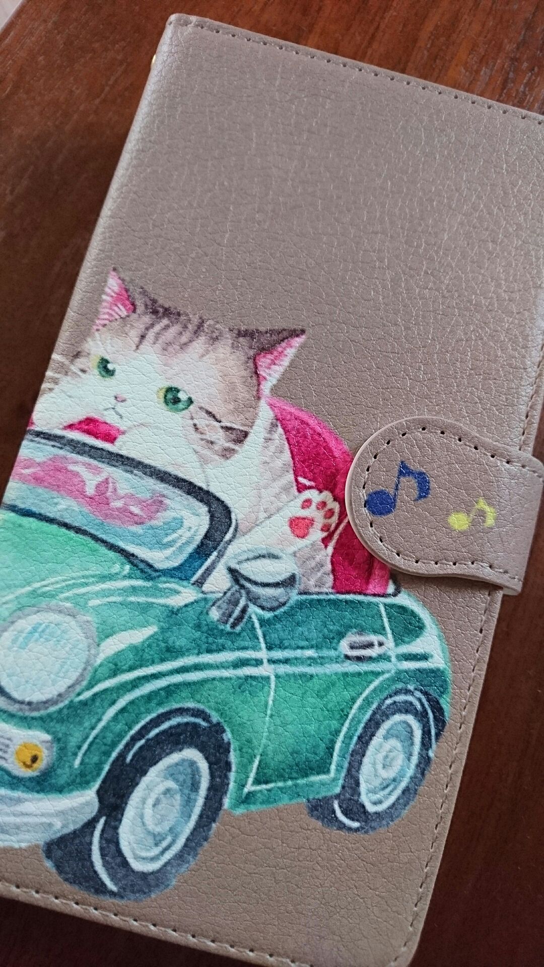 ドライブ中の猫がとっても可愛い 水彩画がプリントされた手帳型スマホケース Base Mag