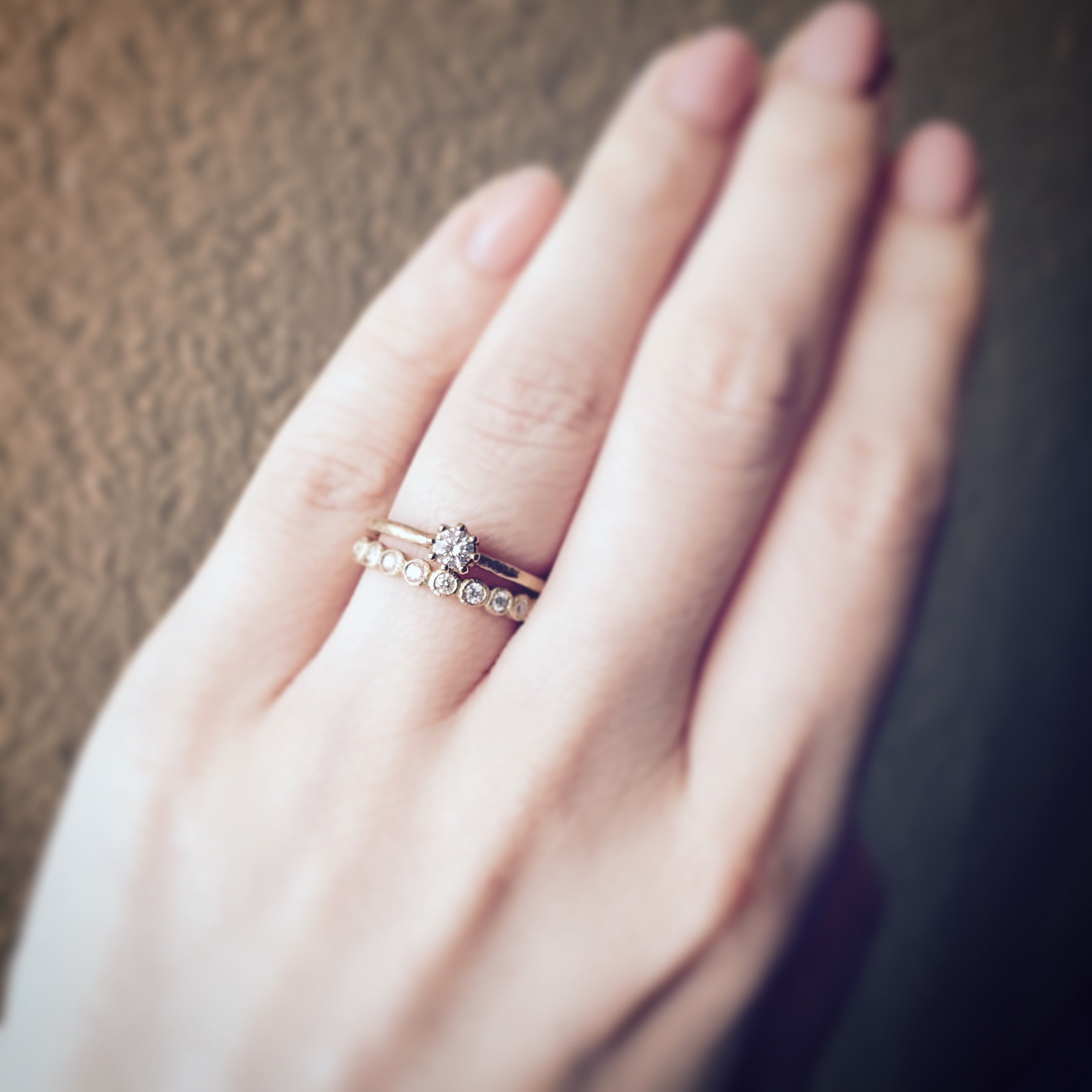 特別な指輪だから、普段使いしやすく。人気の婚約指輪とエタニティリング「Capri & Bloom」 | BASE Mag.