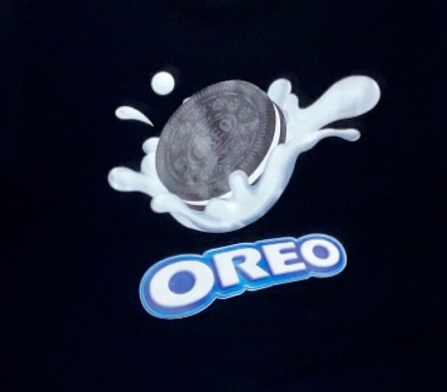 夏の定番tシャツは企業ロゴデザインで決まり Oreo オレオ のデカロゴteeをクールに着こなそう Base Mag