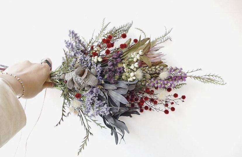 より長く楽しむために ドライフラワーの色味を長持ちさせる方法 Base Mag