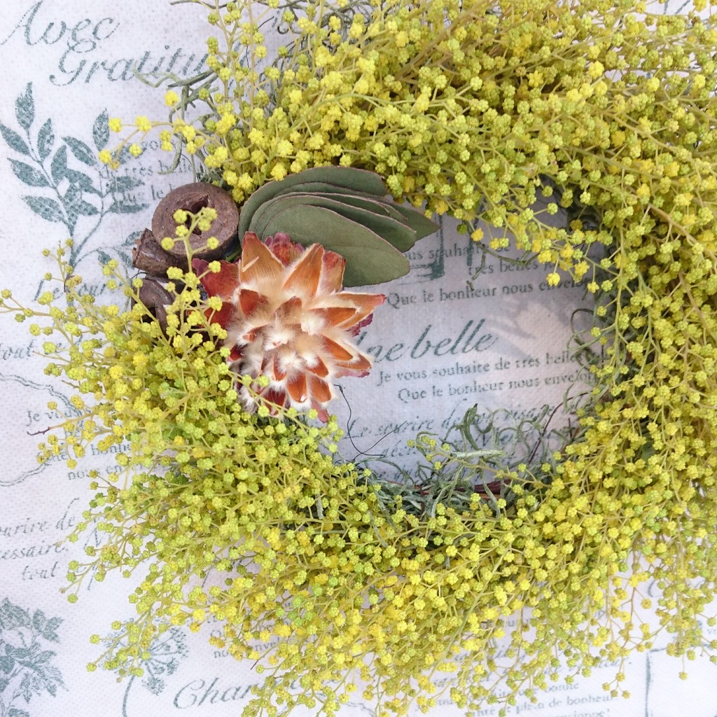 少しくすんだ黄色が優しい ミモザのリースを飾ってお部屋を明るくしてみませんか Base Mag