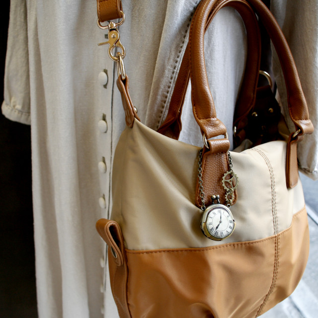 レトロでリアルな時計の形をした ハンドメイドのがま口バッグチャーム Base Mag