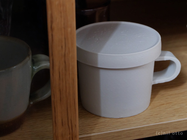 ソーサーや小皿にもなる 使い方いろいろな蓋つきマグカップ Base Mag