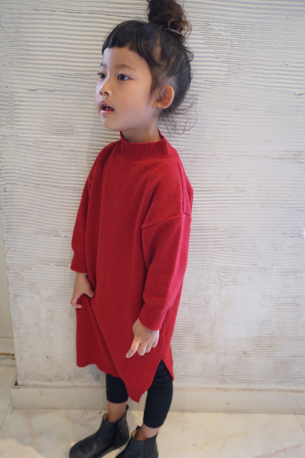 寒い冬だからこそ着たい暖色のお洋服 ボトルネックが今っぽい シルエットにこだわった赤のニットワンピ Base Mag