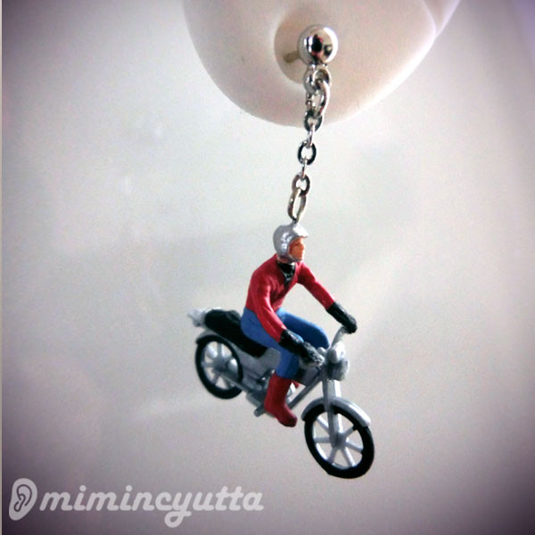 バイク好きの方へのプレゼントにいかが ライダーのピアスとブローチ Base Mag