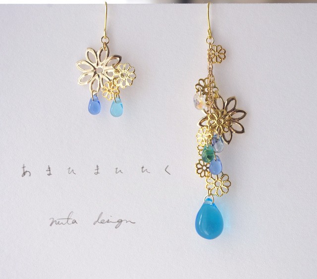 光に映える 雨にも冴える 明るく透明な水色がもたらしてくれる夏 ピアス あまたまたたく Base Mag