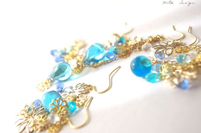 光に映える 雨にも冴える 明るく透明な水色がもたらしてくれる夏 ピアス あまたまたたく Base Mag