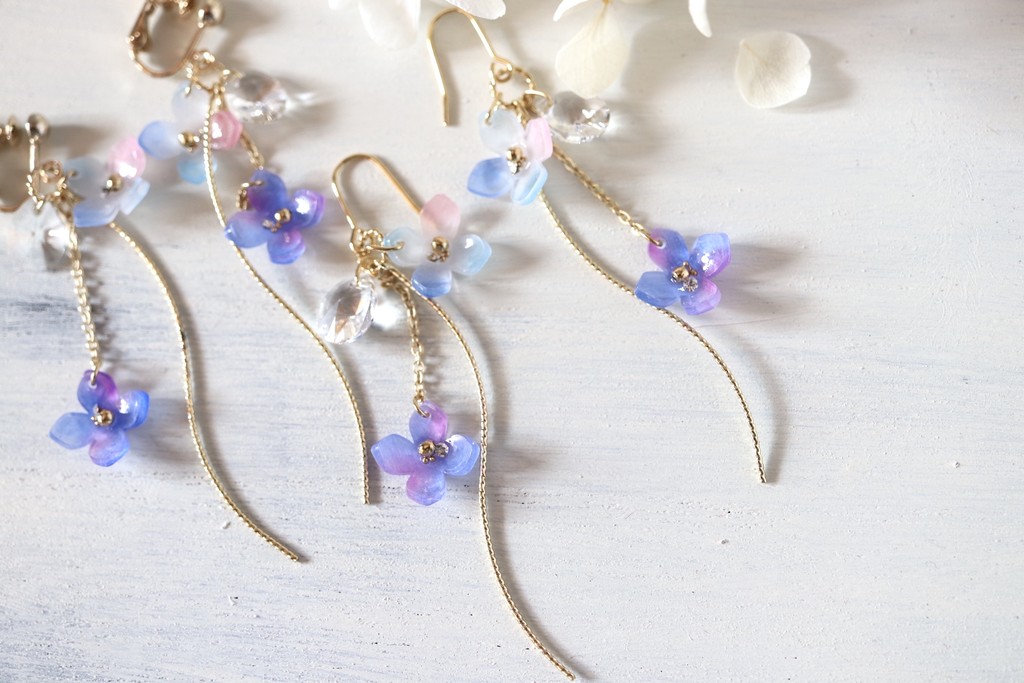 浴衣に似合う お洒落な揺れる紫陽花 スワロビジューのピアス イヤリング Base Mag