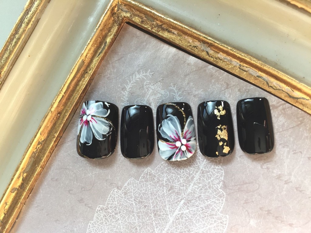 成人式や和装にもピッタリ ブラックに大きなホワイトフラワーのフラットネイルチップ Base Mag