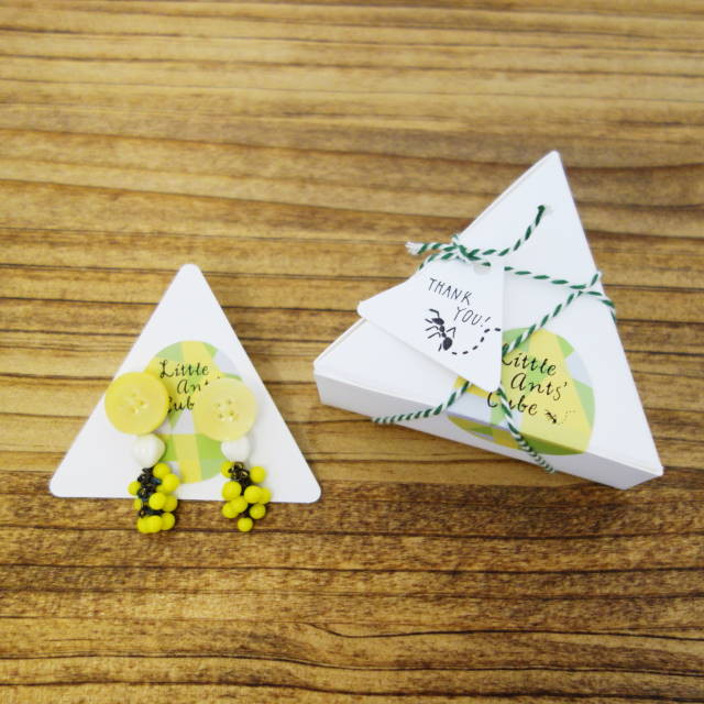 プチギフトにも 個性的なラッピングが出来る三角形のギフトボックス Base Mag