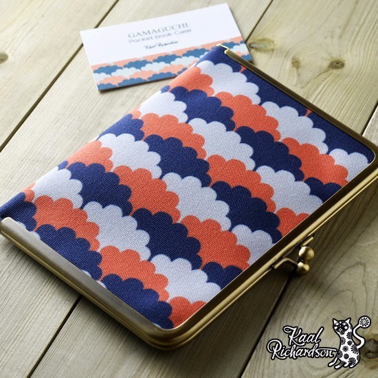 キャンバス地で大事な手帳を守ります がま口が新鮮なオリジナル柄手帳ケース Base Mag