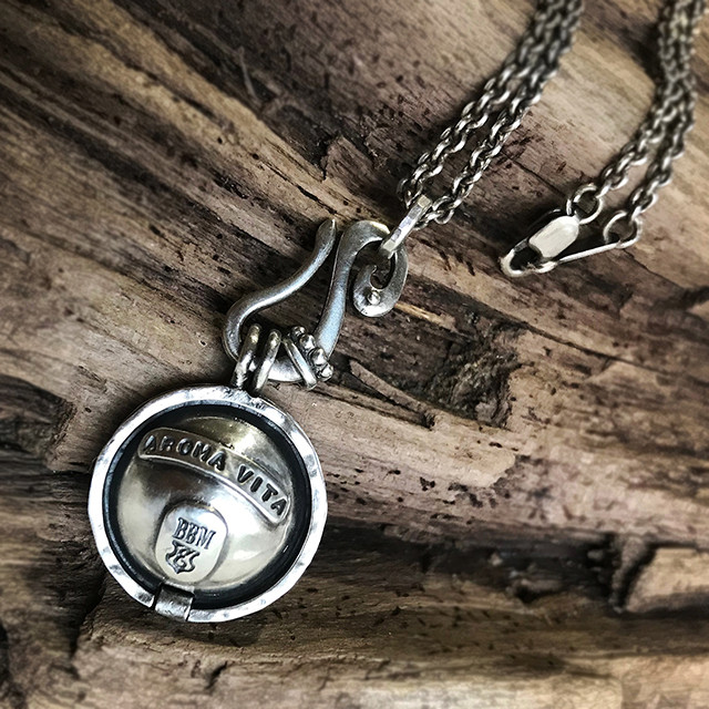 香りとともに記憶に残るアロマペンダントをプレザントに Base Mag