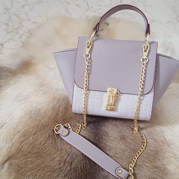 コーディネートに合わせやすい色は グレージュのバッグで秋らしいスタイルにチェンジしましょう Base Mag