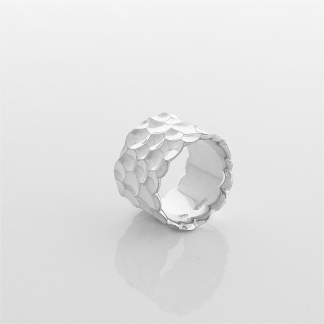 ゆびわの使い方はひとつじゃない スカーフを使って指輪をバングル風にしちゃいましょう Base Mag