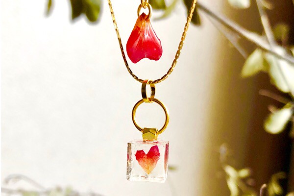 プレゼントにぴったり 本物の薔薇の花びらからつくったネックレス Base Mag