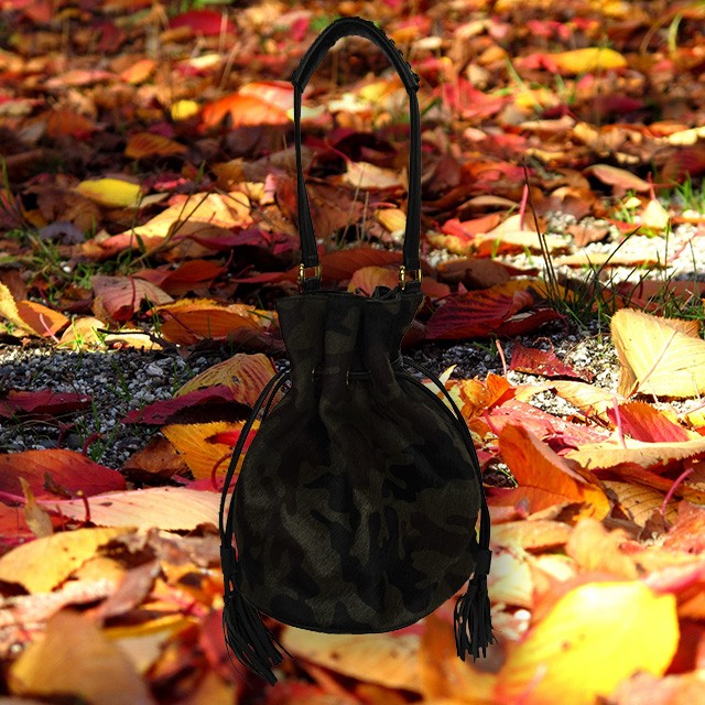 秋らしいカモフラ柄のショートヘアのはらこバッグ 軽快さを感じる巾着型のバッグで秋らしいグッと装いに Base Mag