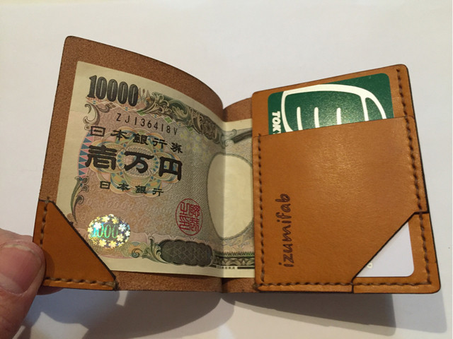 お財布の定位置はどこですか ヒップポケットに入れるなら極薄財布 プロフェッサー がおすすめ Base Mag