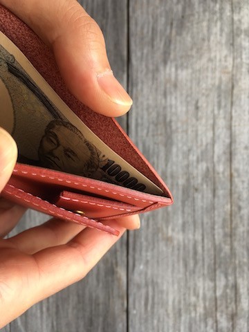 小さいのに 普通 に使いやすい 女性にも人気のミニマムな二つ折り財布 Base Mag