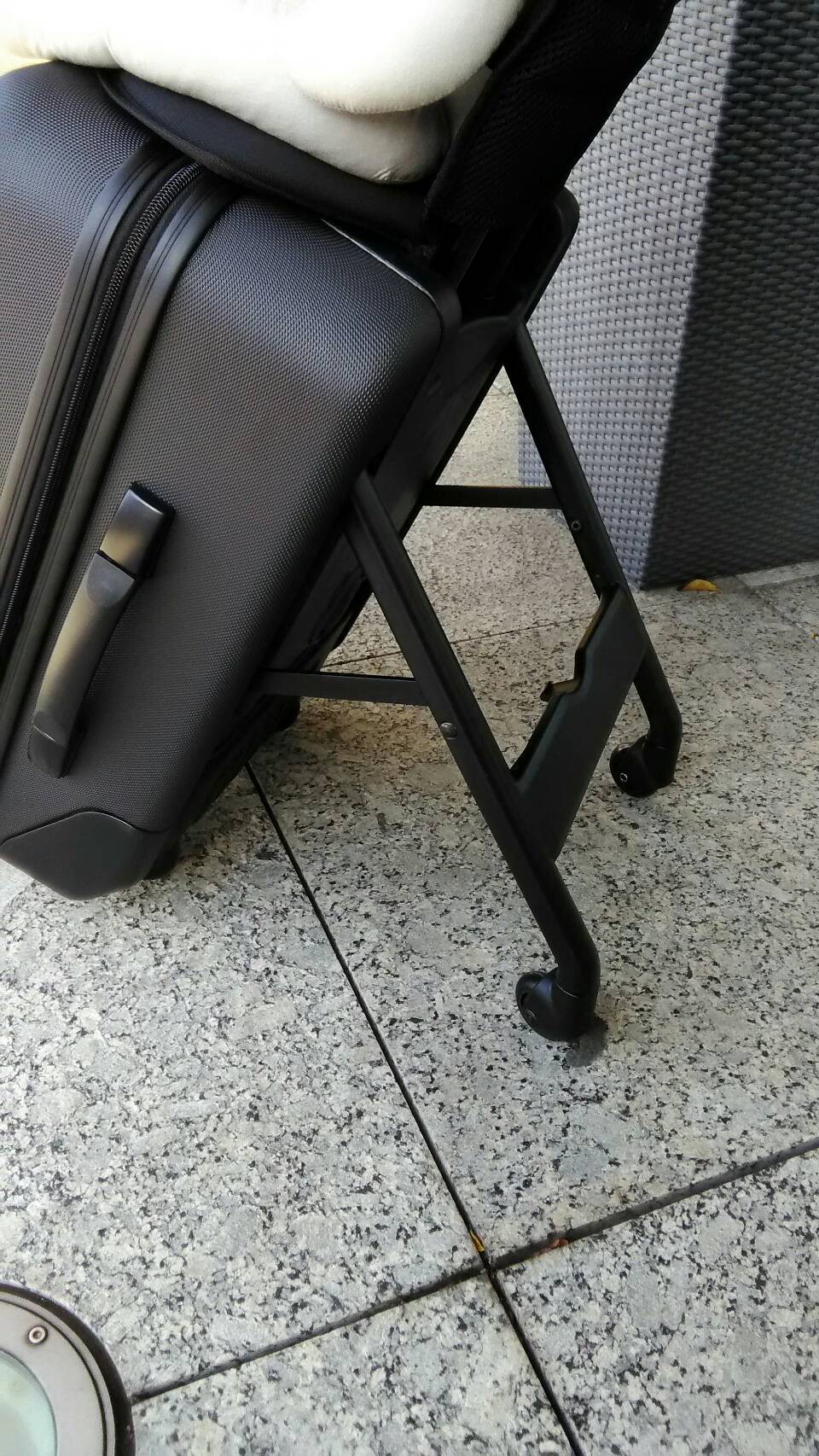 スーツケースとバギーが合体 空港やホームで注目の的 Mountainbuggy Bagrider Base Mag スーツケースとバギーが合体 空港やホームで注目の的 Mountainbuggy Bagrider Base Mag