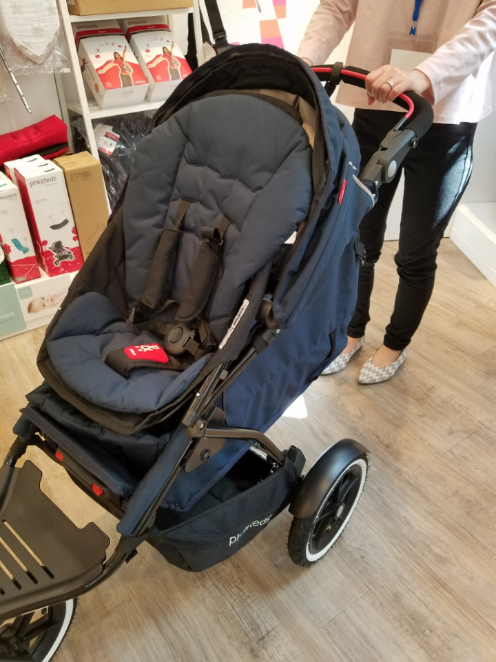 コンパクトな12インチの2人乗り3輪ベビーカー base mag