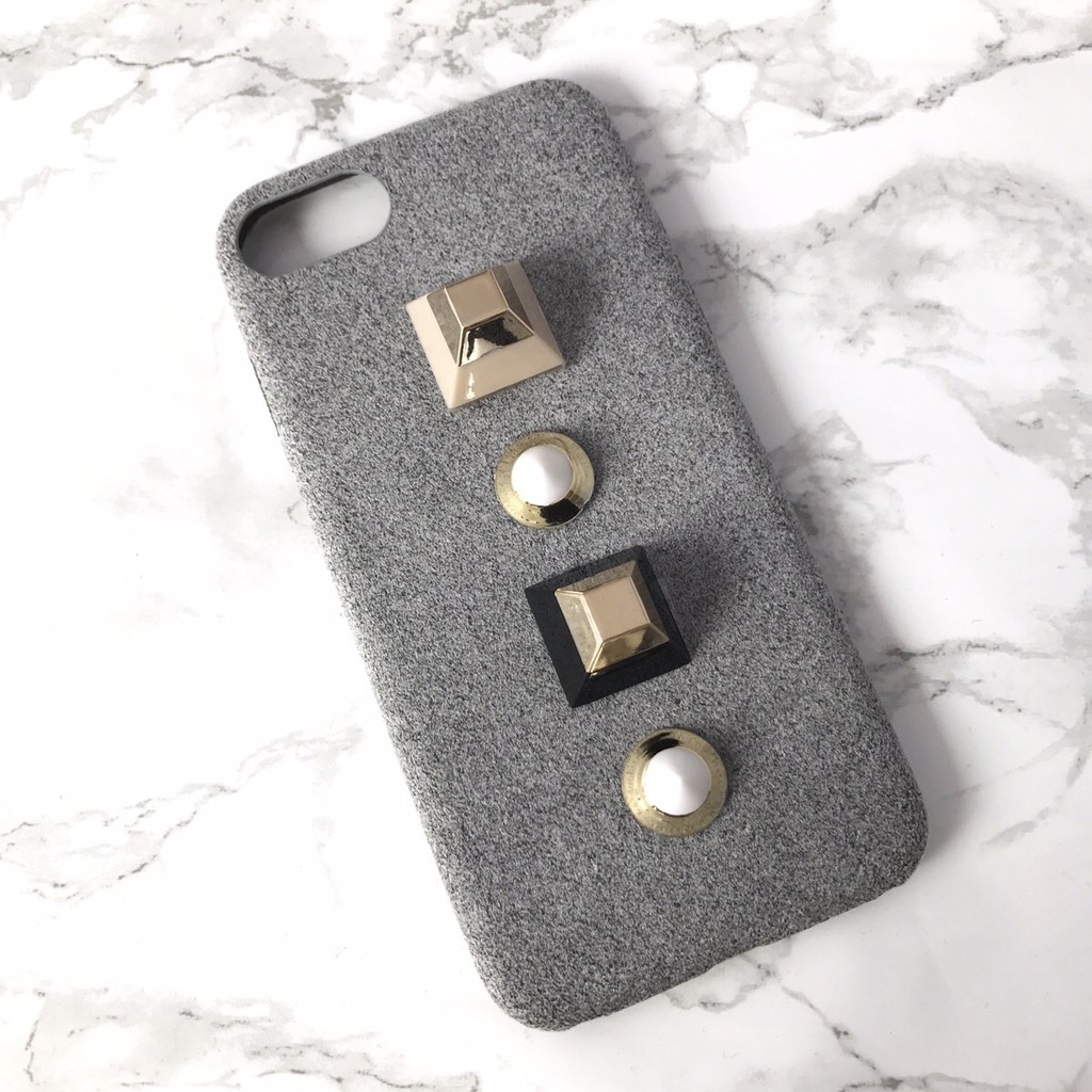 グレーのソフトケースに大人気のキュービックスタッズを シンプルでクールなiphoneケース Base Mag