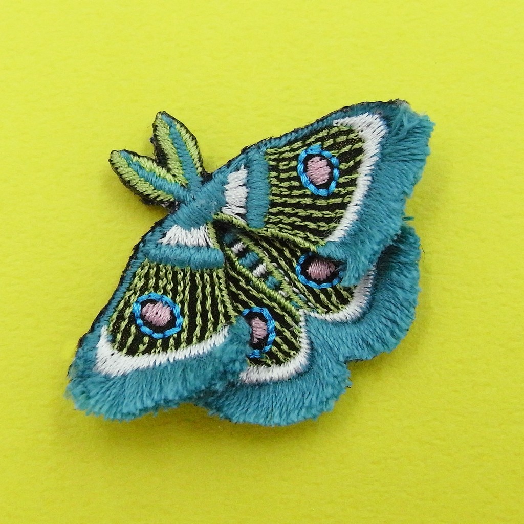 ボリュームたっぷりの羽がかわいい 蛾がモチーフの刺繍のイヤークリップ ブローチ Base Mag