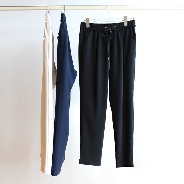 シワにならない機能性素材 さらっとしたドライタッチな着心地が心地よいクロップドパンツ Base Mag
