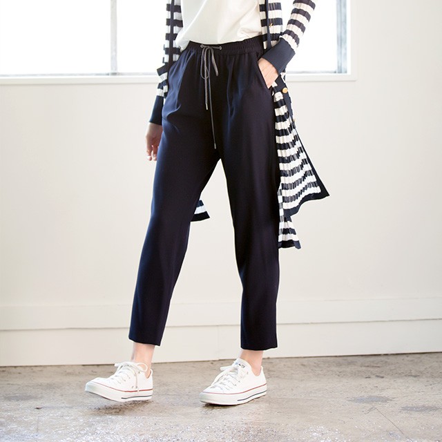 シワにならない機能性素材 さらっとしたドライタッチな着心地が心地よいクロップドパンツ Base Mag