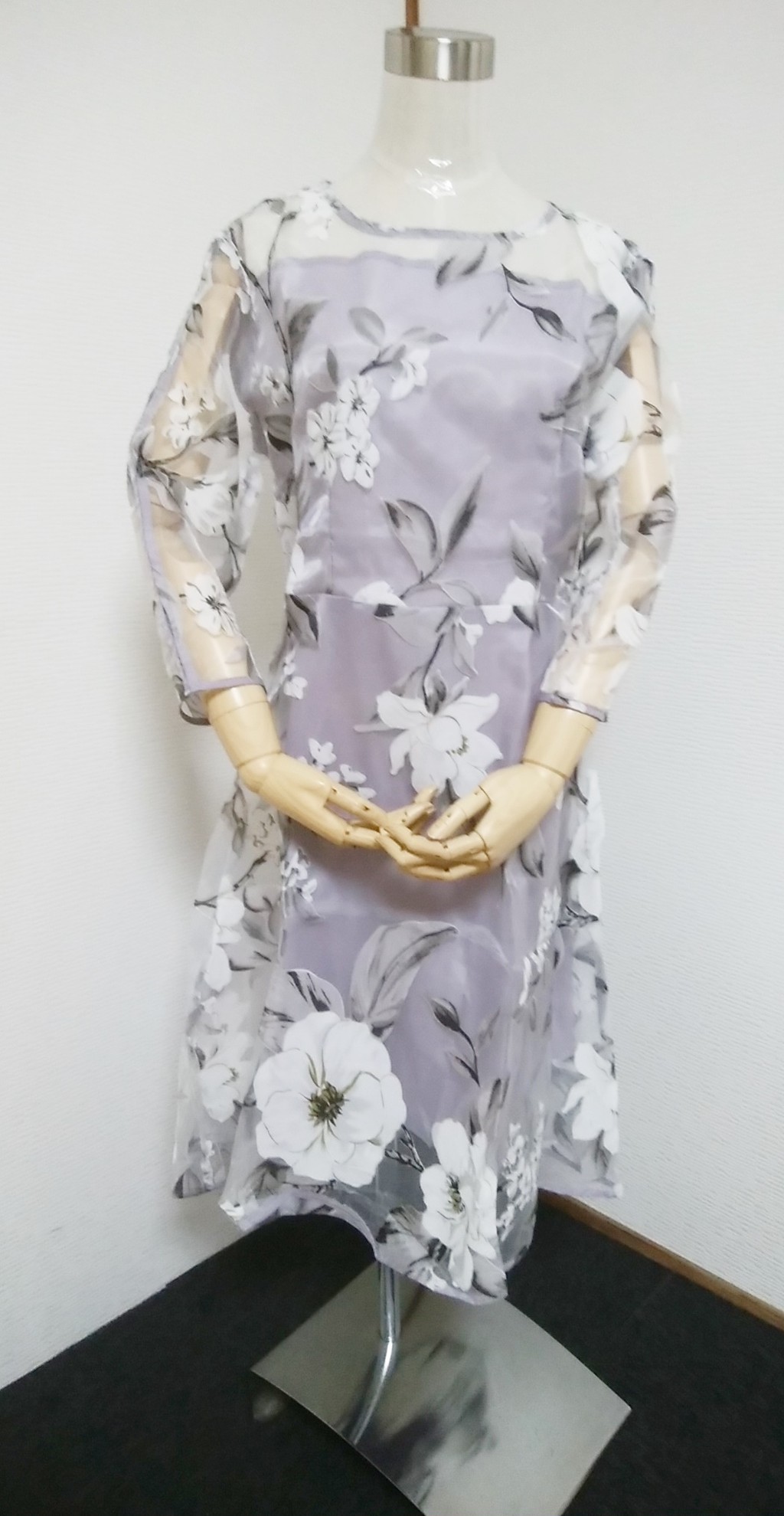 オシャレで明るくやさしい女性を表現 きれい目清楚なひざ丈花柄ワンピ Base Mag