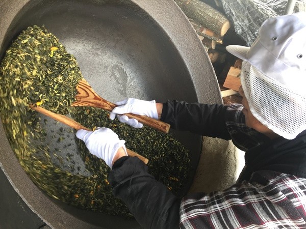 寒い夜はおばあちゃんが鉄窯で丁寧に炒った ノンカフェインはぶ茶で暖まりませんか Base Mag