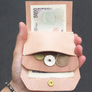 お札を折らずに収納できる 手のひらサイズの革財布 Base Mag