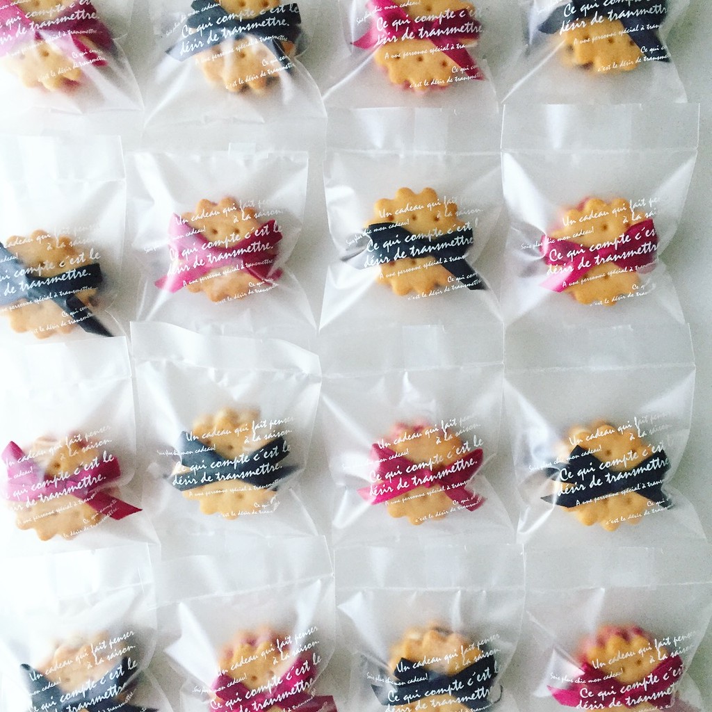 見ても食べても楽しめる可愛いお菓子を パッと目を引くリボン付きのサブレ Base Mag 見ても食べても楽しめる可愛いお菓子を パッと目を引くリボン付きのサブレ Base Mag