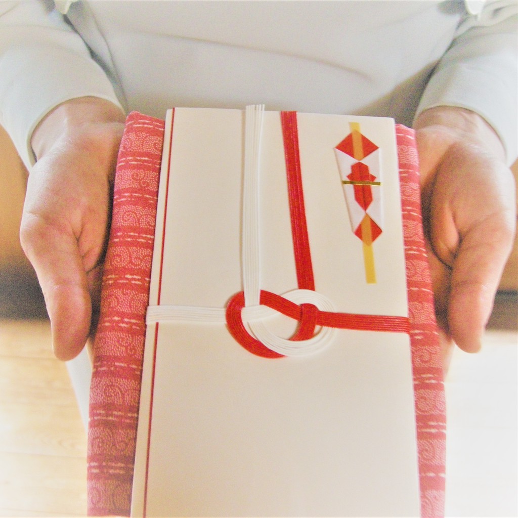 江戸時代から続く技で染める 江戸小紋職人の 袱紗 で 御祝いシーンに華を添えませんか Base Mag