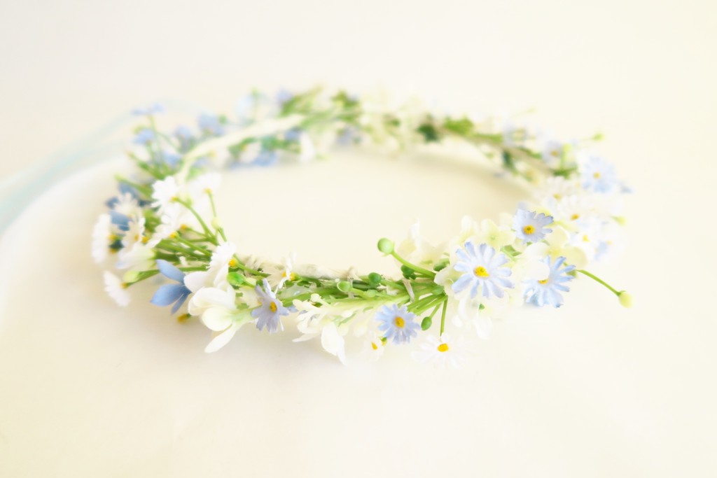 大人女子にぴったりな幸せを呼ぶホワイトブルーの花かんむり Base Mag 大人女子にぴったりな幸せを呼ぶホワイトブルーの花かんむり Base Mag