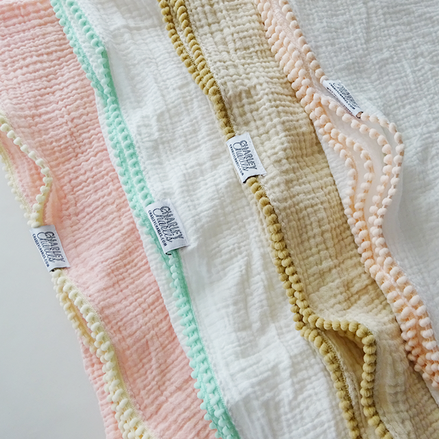 アメリカで人気のおくるみ ポンポンのカラーリングが楽しい上質なダブルガーゼのベビースワドル Base Mag