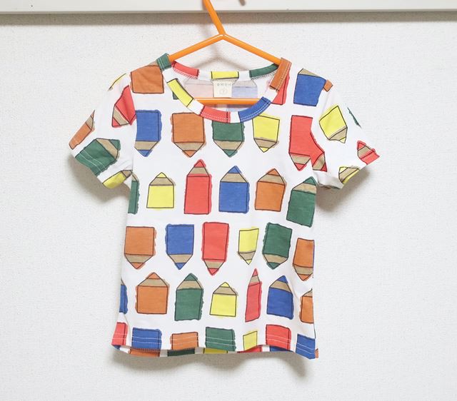 何枚あっても嬉しい カラフルなえんぴつ柄が目を引く半袖ｔシャツ Base Mag