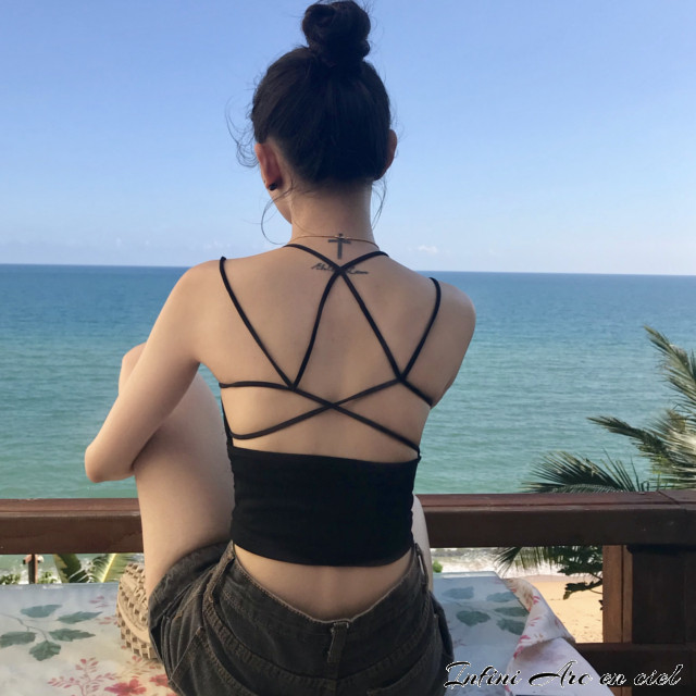 今年の夏はトレンドを着こなそう 後ろ姿で見せるセクシーキャミ Base Mag