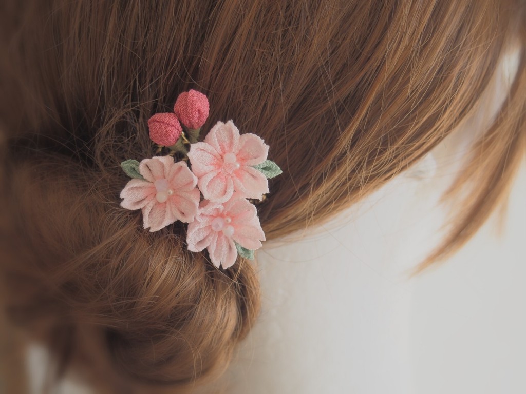 そっと咲く桜 控えめな桜は春のヘアアクセサリーとして普段使いにも Base Mag そっと咲く桜 控えめな桜は春のヘアアクセサリーとして普段使いにも Base Mag