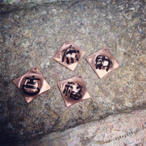 漢字一字をデザインに取り込んだ 個性的なペンダントネックレス Base Mag