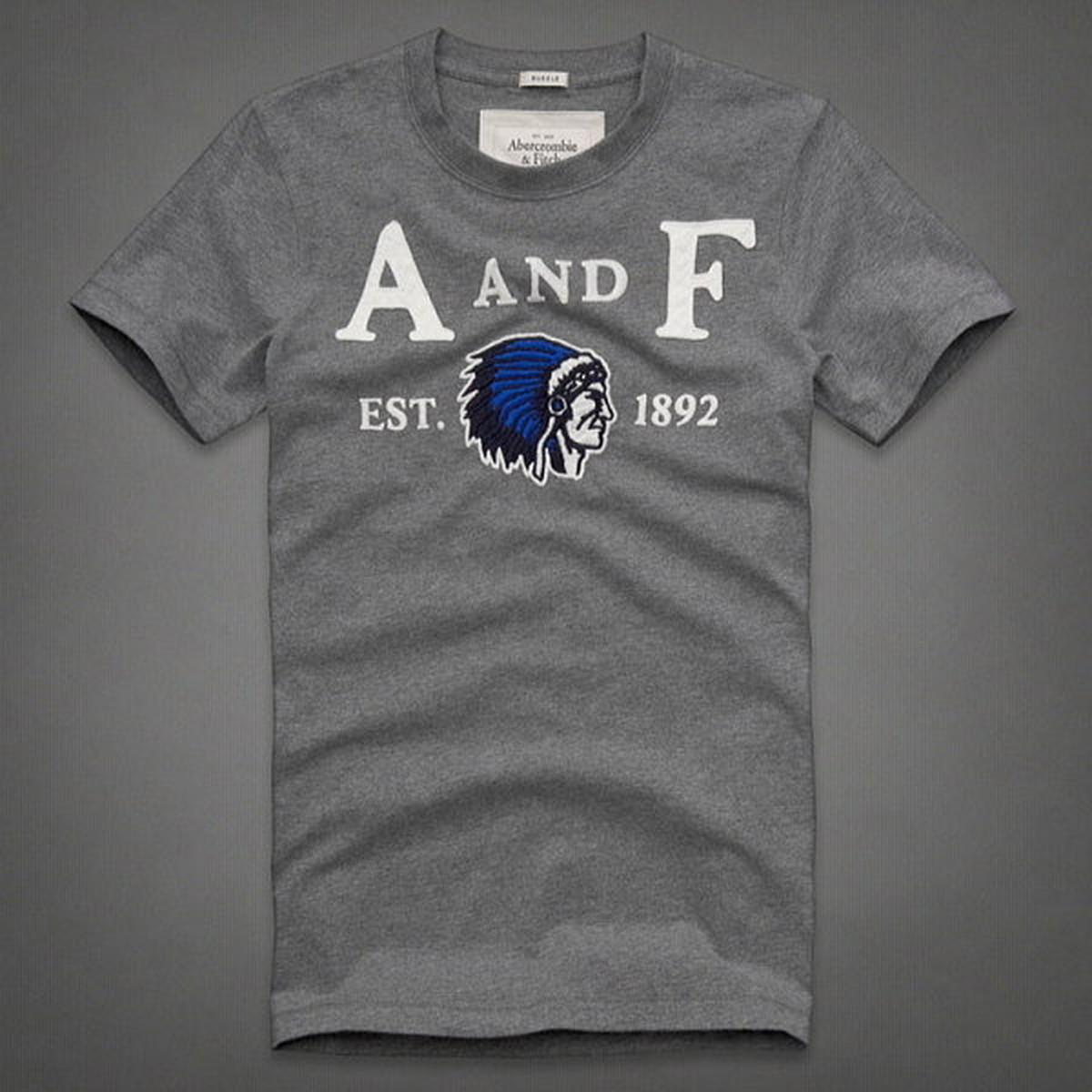 完売 アバクロ セール 100 本物保証 Abercrombie Fitch アバクロ Af ロゴアップリケ And Est 12 人気のインディアンエンブレム刺繍 メンズ半袖tシャツ アメカジの定番グレー カラー番号011 Sサイズ Usa直営店買い付け正規品 Clipclop